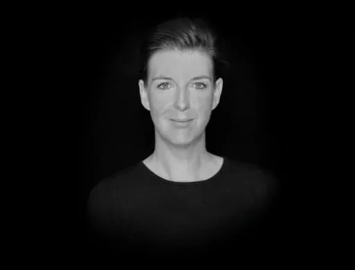 Portrait en noir et blanc issu du visuel principal du site de Begrafenissen Haerens